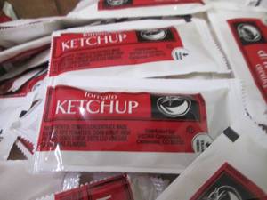 lot 86 image: 2- 200ct Boxes Vistar Ketchup Packe...