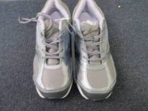 lot 217 image: Size 5W Reebok Shoes...