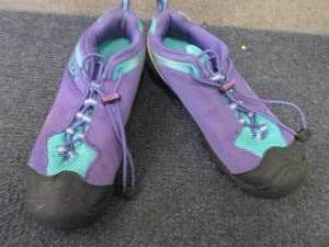 lot 225 image: Size 6 Keens shoes...