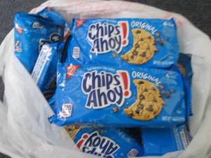 lot 400 image: 12- 1.55 oz Chips Ahoy...