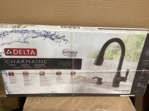 Delta Charmaine Single-Handle Pull-Down Sprayer Kitchen Faucet with Soap Dispenser in Venetian Bronze Customer Returns See Pictures