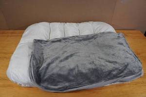 lot 42 image: Magic Dog Non-Slip Large Dog Bed -Gray