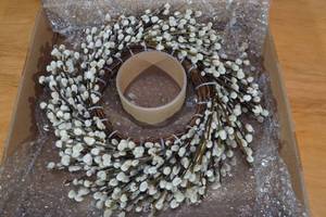 lot 48 image: Natural Dried Pussy Willow Wreath Garland Door Hanger 17