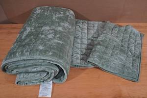 lot 75 image: Velvet Quilt -King