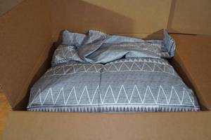 lot 103 image: 3-Piece Reversable Comforter -King
