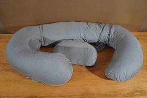 lot 111 image: Queen Rose Pregnancy Pillow with Belly Support