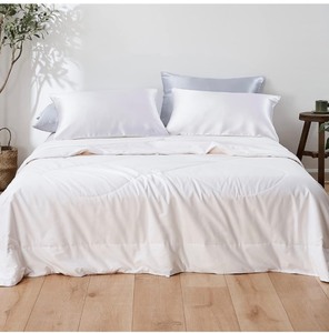 lot 88 image: Mommesilk Mulberry Silk Comforter Duvet -King