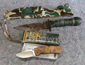 lot 63 image: NEW IN BOX BROWNING POCKET KNIFE  HUNTING KNIFE