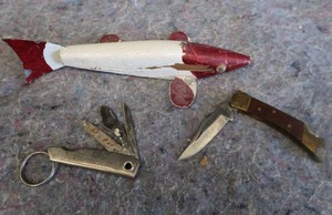 lot 68 image: VINTAGE DECOY  POCKET KNIVES