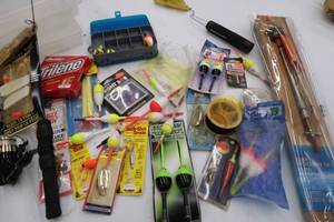 lot 82 image: NEW ICE FISHING GEAR
