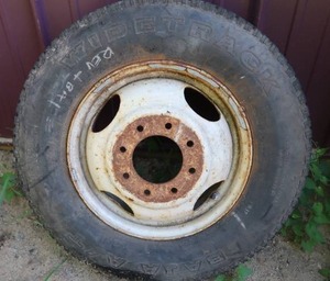 lot 119 image: TIRE  HUB