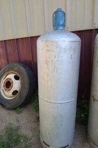 lot 121 image: 100 LB PROPANE TANK