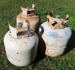 lot 122 image: 3 SMALL PROPANE TANKS