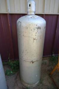 lot 123 image: 100 LB PROPANE TANK