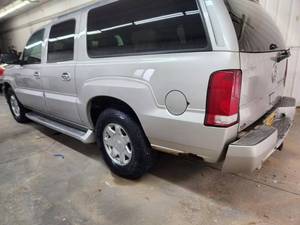 lot 10 image: 2005 Cadillac Escalade ESV Sport Utility 4D