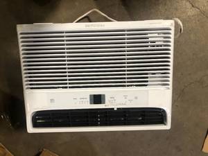 Frigidaire 12,000 BTU 115V Window Air Conditioner Cools 550 Sq. Ft. with Wi-Fi in White Customer Returns See Pictures