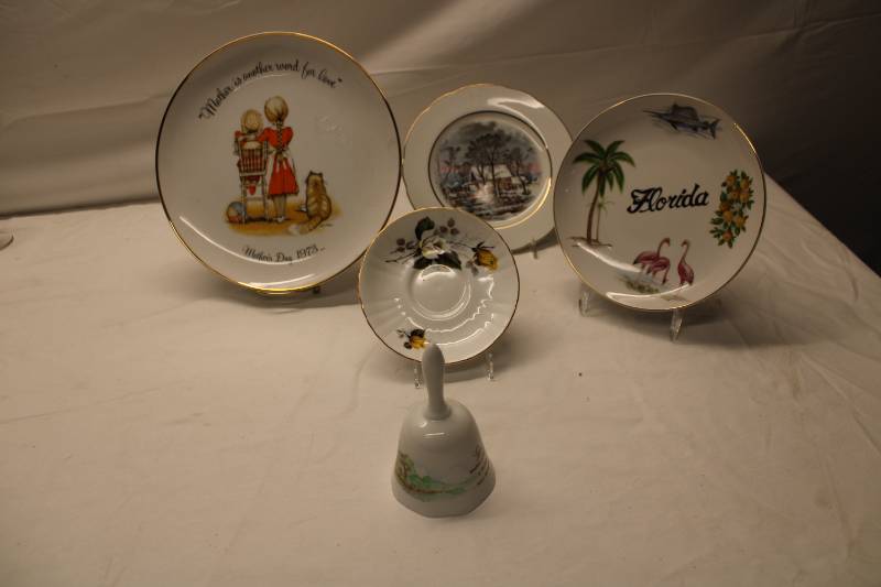 lot 152 image: Decorative plates
