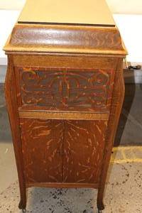 lot 1 image: Beautiful 1920s Solid Oak Working Cecilian Phonograph