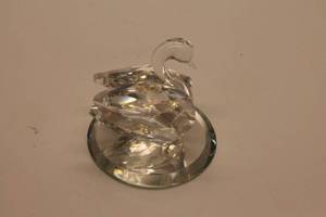 lot 16 image: Vintage Crystal Swan