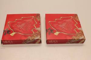 lot 21 image: Vintage Mikasa Yuletide Tree Gold Sweet Dish with Original Box