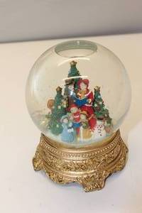 lot 67 image: Vintage Carolers 120MM Water Globe plays Im Dreaming of a White Christmas in Original Packaging