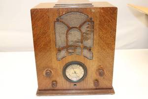lot 45 image: Vintage Sparton Tube Radio Set