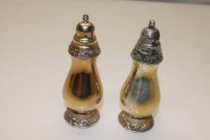 lot 63 image: Set of 2 Vintage Henley Tudor Plate Oneida Community Salt and Pepper shakers