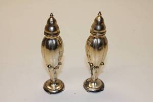 lot 64 image: Set of 2 Vintage Oneida Salt and Pepper shakers