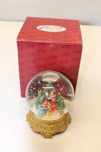 lot 68 image: Vintage Carolers 120MM Waterglobe plays White Christmas in Original Packaging