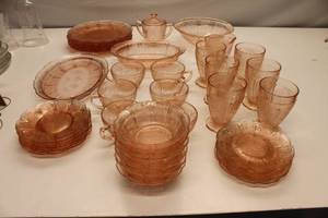 lot 124 image: Jeanette Cherry Blossom Pink Depression Glass