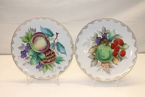lot 128 image: Set of 2 Decorative Hanging Plates
