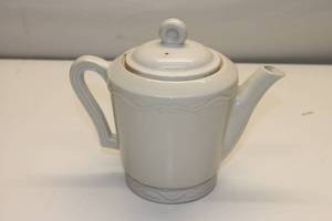lot 131 image: Porcelain teapot