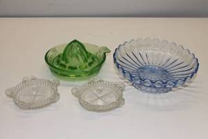 lot 132 image: Lot of 4 miscellaneous glass pieces
