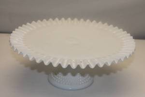 lot 136 image: Milk Glass Serving Tray