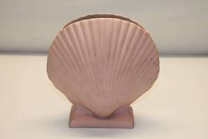lot 166 image: Pink Seashell Vase