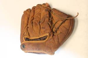 lot 174 image: Vintage Baseball Mitt