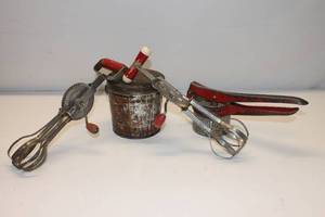 lot 176 image: Vintage Lard Bucket, Hand Beaters and Juicer