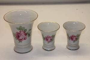 lot 180 image: Set of 3 Floral Vases