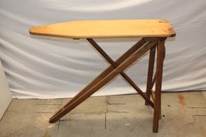 lot 198 image: Vintage Maid of Honor Rij-O-Matic Ironing Table