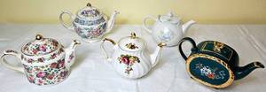 lot 17 image: Assortment of 5 Sadler Teapots, Made in England