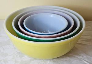 lot 30 image: Set of 4 Vintage PYREX Primary Colors Nesting Bowls #401, #402, #403 and #404