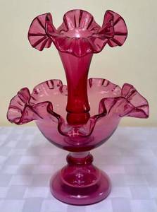 lot 74 image: Fenton Art Glass Cranberry Overlay One Horn Epergne Crimped Ruffled