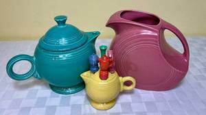 lot 10 image: Vintage Fiestaware Homer Laughlin Disc Pitcher 7, Cheese Canape Spreader Set and Turquoise Teapot & Lid