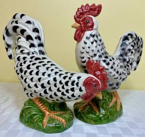 lot 28 image: Fitz and Floyd Classics Pair of Roosters Ceramic Figurines
