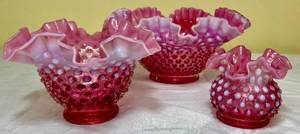 lot 76 image: Set of 3 Vintage Fenton Pink Hobnail Bowls 1950s Ruffle 9, 6.5 and 3.5