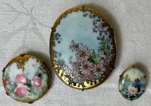 lot 140 image: Antique Hand Painted Victorian Floral Brooches - 2.5 , 1.5 and 1 round