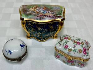 lot 130 image: Limoges France Porcelaines D Art Trinket Jewelry Box with lid, Pink & Yellow Roses Trinket Box and Blue & White Hinged Trinket Box