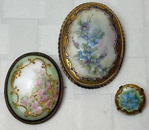lot 142 image: Set of 3 Victorian Hand Painted Porcelain Floral Brooches-  2.75, 2.5 .75