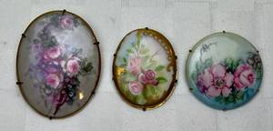 lot 141 image: Set of 3 Antique Victorian Hand Painted Porcelain Floral Brooches - 2.5, 2 and 1.5 round