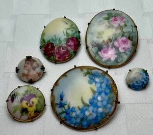 lot 149 image: Set of 6 Hand Painted Victorian Brooches- 2 Round, 2 Oval, 1.5 Oval, .75 round and .5 round